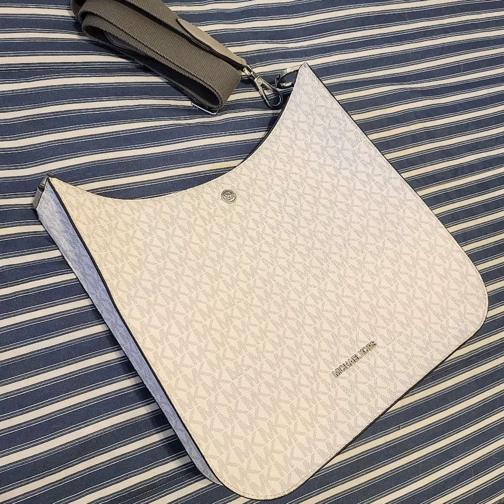 Michael Kors crossbody purse - Picture 1 of 5